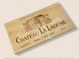 Estampe / Façade d'une caisse de vin en bois du Chateau La Lagune - Haut Médoc - 2019 - Bordeaux | Format 30x17 cm