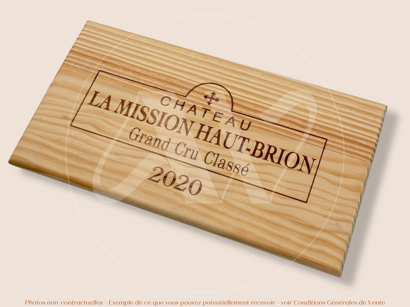 Estampe / Façade d'une caisse de vin en bois du Chateau La Mission Haut Brion - 2020 - Bordeaux | Format : 30x17 cm