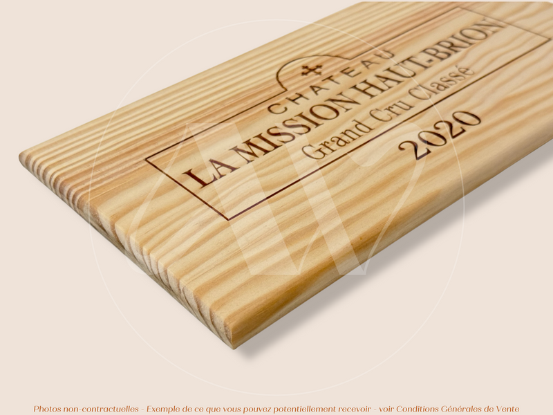 Estampe / Façade d'une caisse de vin en bois du Chateau La Mission Haut Brion - 2020 - Bordeaux | Format : 30x17 cm