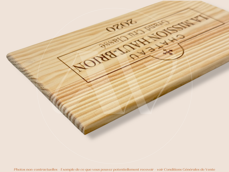 Estampe / Façade d'une caisse de vin en bois du Chateau La Mission Haut Brion - 2020 - Bordeaux | Format : 30x17 cm