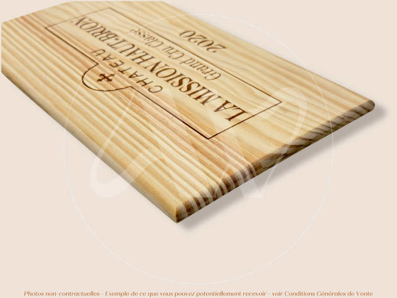 Estampe / Façade d'une caisse de vin en bois du Chateau La Mission Haut Brion - 2020 - Bordeaux | Format : 30x17 cm