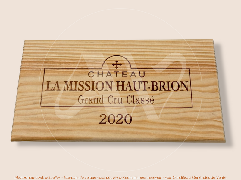 Estampe / Façade d'une caisse de vin en bois du Chateau La Mission Haut Brion - 2020 - Bordeaux | Format : 30x17 cm
