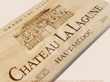 Estampe / Façade d'une caisse de vin en bois du Chateau La Lagune - Haut Médoc - 2019 - Bordeaux | Format 30x17 cm