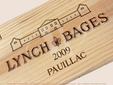Estampe / Façade d'une caisse de vin en bois du Chateau Lynch Bages - Pauillac - 2009 - Bordeaux | Format 30x17 cm
