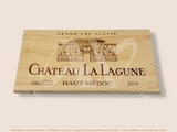 Estampe / Façade d'une caisse de vin en bois du Chateau La Lagune - Haut Médoc - 2019 - Bordeaux | Format 30x17 cm