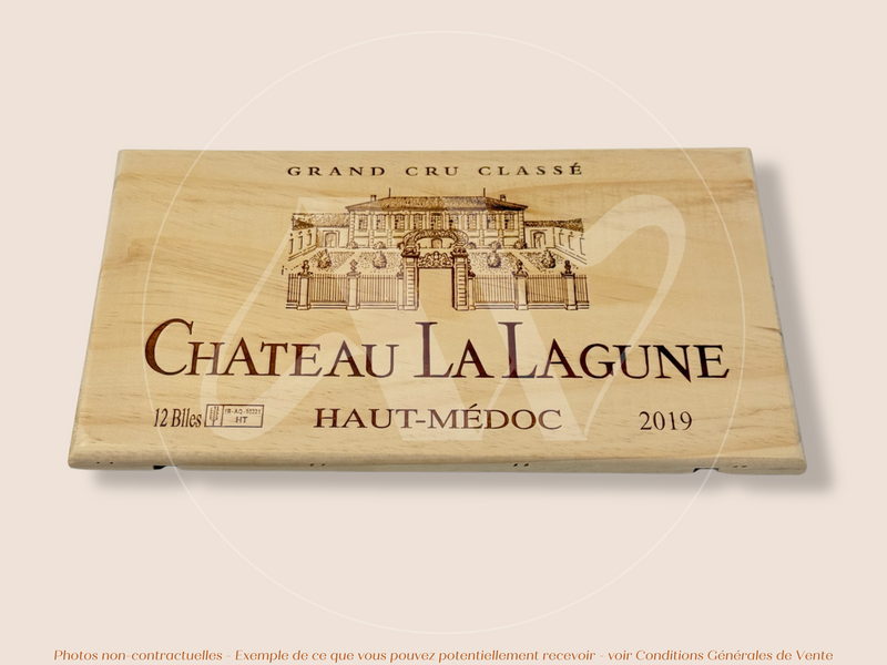 Estampe / Façade d'une caisse de vin en bois du Chateau La Lagune - Haut Médoc - 2019 - Bordeaux | Format 30x17 cm