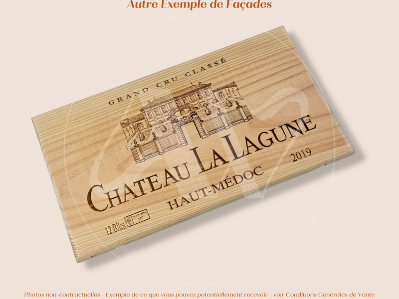 Estampe / Façade d'une caisse de vin en bois du Chateau La Lagune - Haut Médoc - 2019 - Bordeaux | Format 30x17 cm