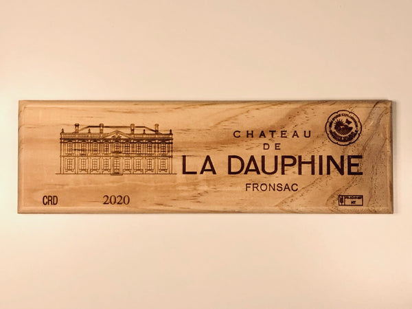 Estampe / Façade d'une caisse de vin en bois du Chateau de La Dauphine - Bordeaux | Format : 30x9 cm