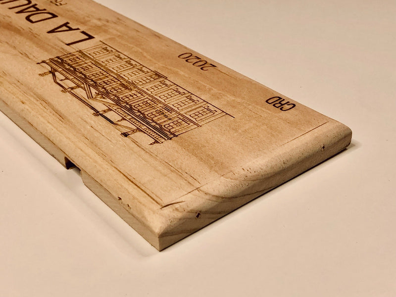 Estampe / Façade d'une caisse de vin en bois du Chateau de La Dauphine - Bordeaux | Format : 30x9 cm