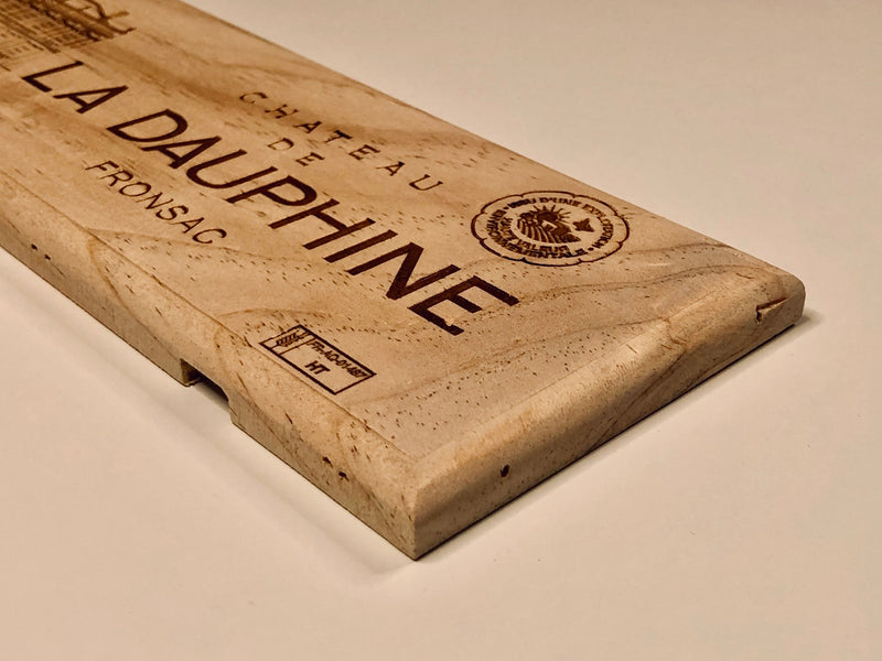 Estampe / Façade d'une caisse de vin en bois du Chateau de La Dauphine - Bordeaux | Format : 30x9 cm