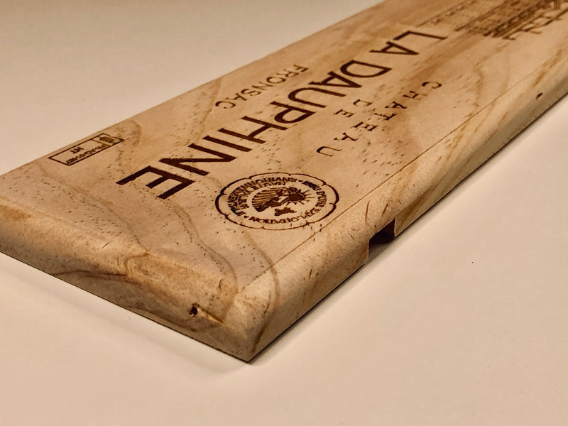 Estampe / Façade d'une caisse de vin en bois du Chateau de La Dauphine - Bordeaux | Format : 30x9 cm