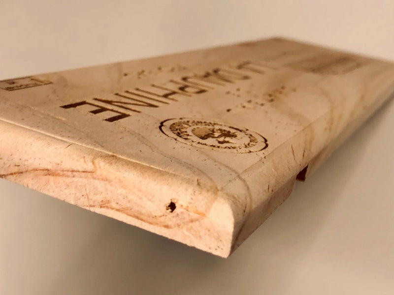 Estampe / Façade d'une caisse de vin en bois du Chateau de La Dauphine - Bordeaux | Format : 30x9 cm
