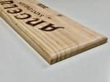 Estampe / Façade d'une caisse de vin en bois du Chateau Angelus - Bordeaux | Format = 30x9 cm