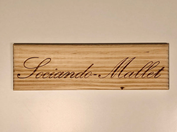 Estampe / Façade d'une caisse de vin en bois du Chateau Sociando Mallet - Bordeaux | Format 1 bouteille = 30x9 cm