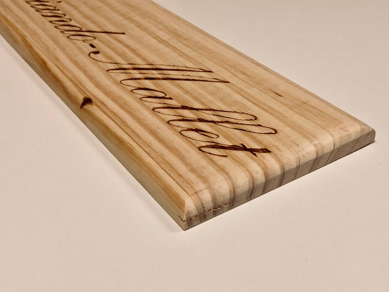 Estampe / Façade d'une caisse de vin en bois du Chateau Sociando Mallet - Bordeaux | Format 1 bouteille = 30x9 cm