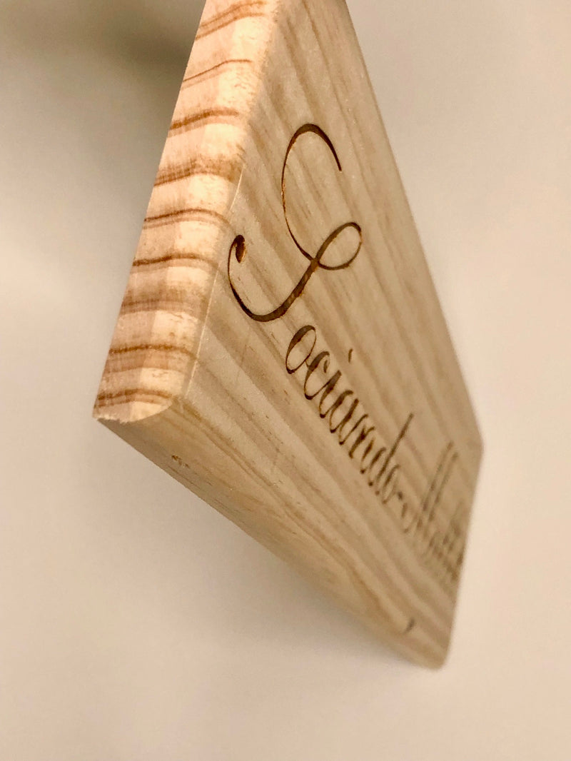 Estampe / Façade d'une caisse de vin en bois du Chateau Sociando Mallet - Bordeaux | Format 1 bouteille = 30x9 cm