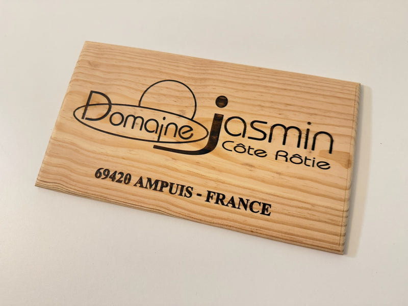 Estampe / Façade d'une caisse de vin en bois du Domaine Jasmin - Côte-Rôtie - Vallée du Rhône | Format 6 bouteilles = 30x17