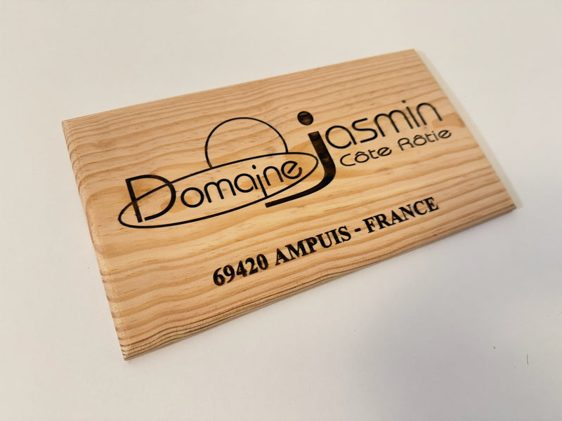 Estampe / Façade d'une caisse de vin en bois du Domaine Jasmin - Côte-Rôtie - Vallée du Rhône | Format 6 bouteilles = 30x17