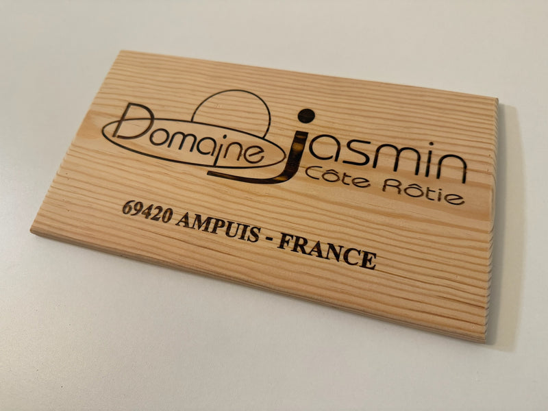 Estampe / Façade d'une caisse de vin en bois du Domaine Jasmin - Côte-Rôtie - Vallée du Rhône | Format 6 bouteilles = 30x17