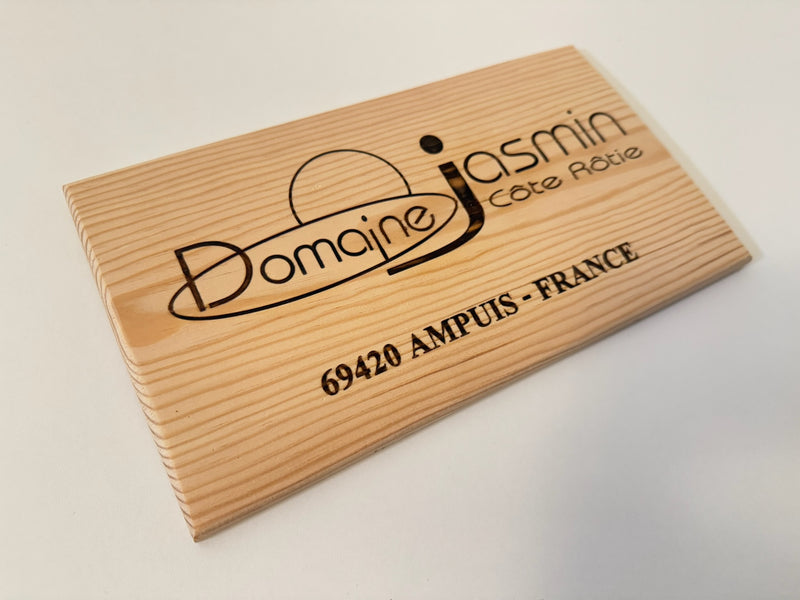 Estampe / Façade d'une caisse de vin en bois du Domaine Jasmin - Côte-Rôtie - Vallée du Rhône | Format 6 bouteilles = 30x17