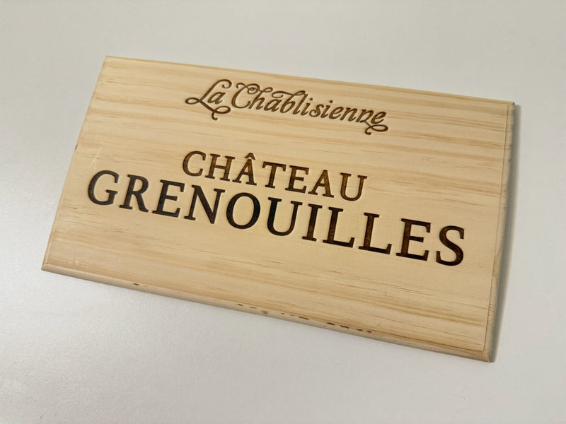 Estampe / Façade d'une caisse de vin en bois de La Chablisienne - Chateau Grenouilles - Bourgogne | Format 6 bouteilles = 30x17 cm