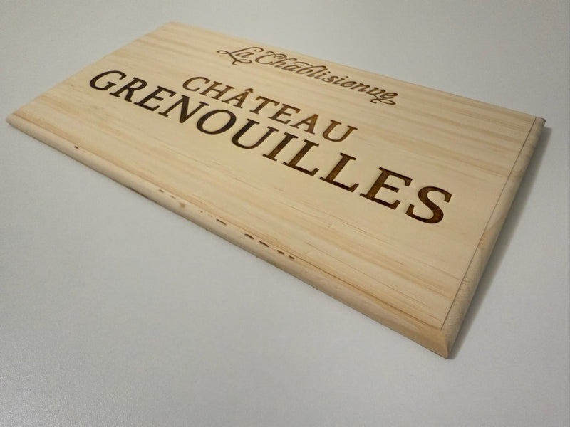 Estampe / Façade d'une caisse de vin en bois de La Chablisienne - Chateau Grenouilles - Bourgogne | Format 6 bouteilles = 30x17 cm