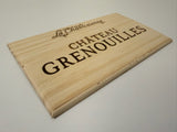 Estampe / Façade d'une caisse de vin en bois de La Chablisienne - Chateau Grenouilles - Bourgogne | Format 6 bouteilles = 30x17 cm