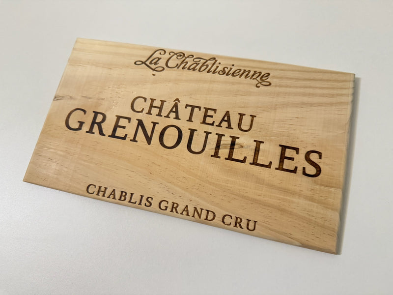 Estampe / Façade d'une caisse de vin en bois de La Chablisienne - Chateau Grenouilles - Bourgogne | Format 6 bouteilles = 30x17 cm