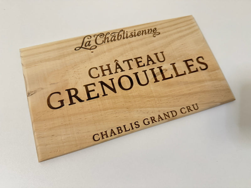 Estampe / Façade d'une caisse de vin en bois de La Chablisienne - Chateau Grenouilles - Bourgogne | Format 6 bouteilles = 30x17 cm