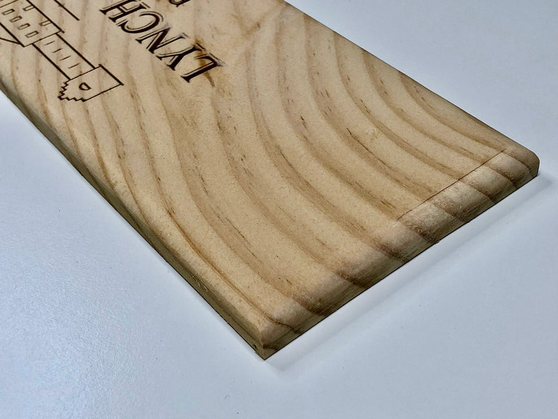 Estampe / Façade d'une caisse de vin en bois du Chateau Lynch Bages - Bordeaux - 2018 | Format = 30x9 cm