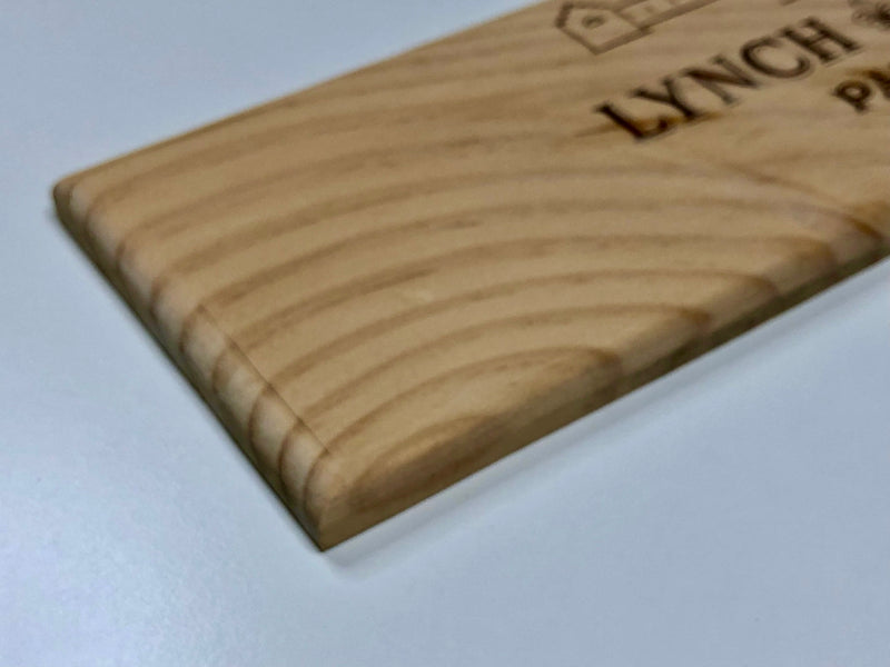 Estampe / Façade d'une caisse de vin en bois du Chateau Lynch Bages - Bordeaux - 2018 | Format = 30x9 cm