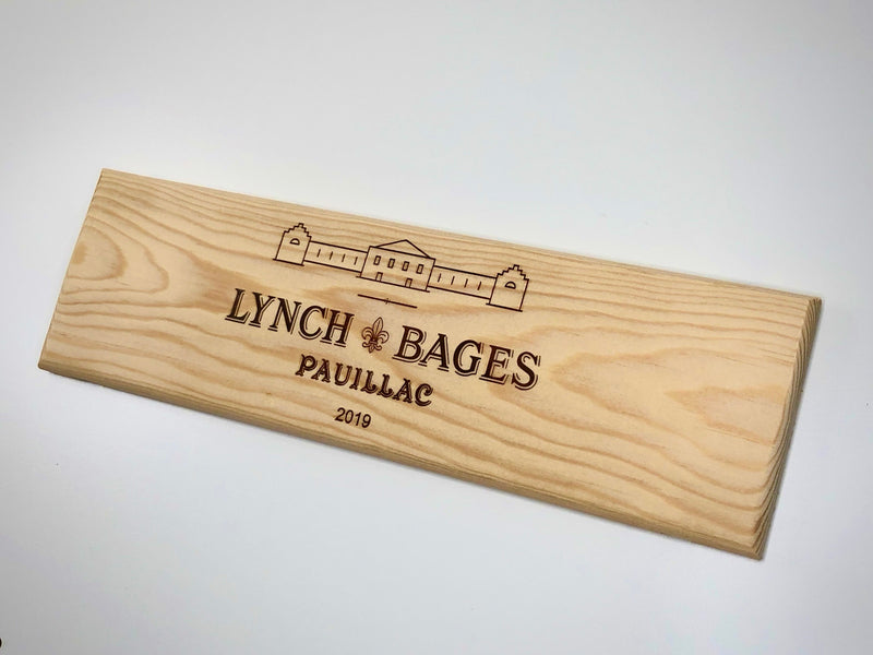 Estampe / Façade d'une caisse de vin en bois du Chateau Lynch Bages - Bordeaux - 2019 | Format = 30x9 cm