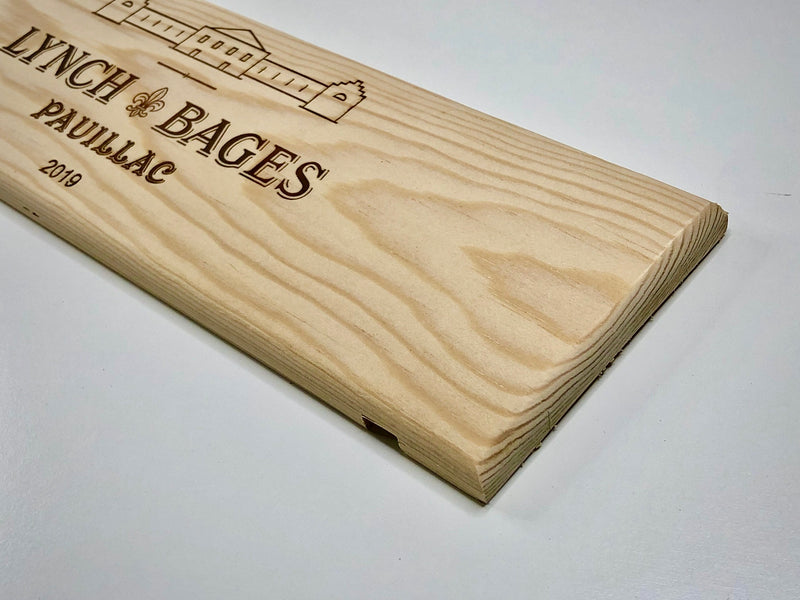 Estampe / Façade d'une caisse de vin en bois du Chateau Lynch Bages - Bordeaux - 2019 | Format = 30x9 cm