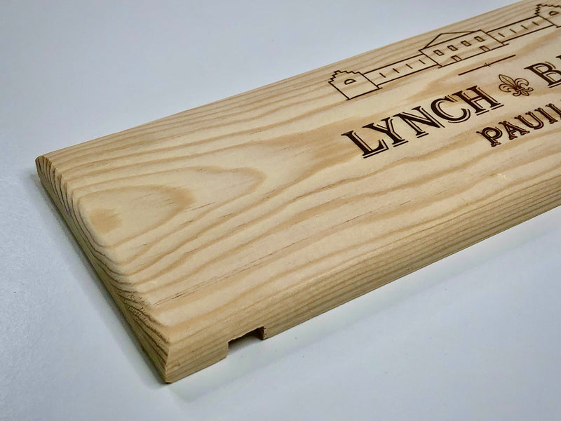 Estampe / Façade d'une caisse de vin en bois du Chateau Lynch Bages - Bordeaux - 2019 | Format = 30x9 cm