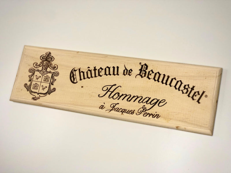 Estampe / Façade d'une caisse de vin en bois du Chateau de Beaucastel - Hommage à Jacques Perrin - Vallée du Rhone | Format : 30x9 cm