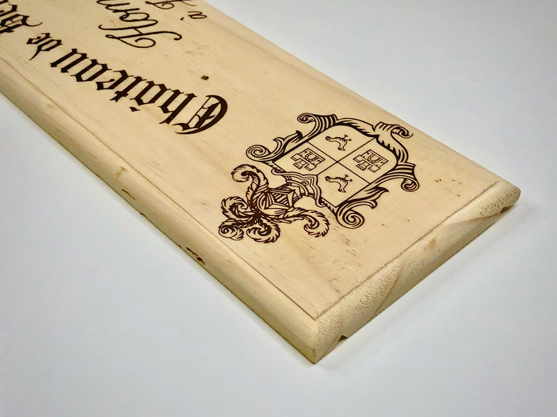 Estampe / Façade d'une caisse de vin en bois du Chateau de Beaucastel - Hommage à Jacques Perrin - Vallée du Rhone | Format : 30x9 cm