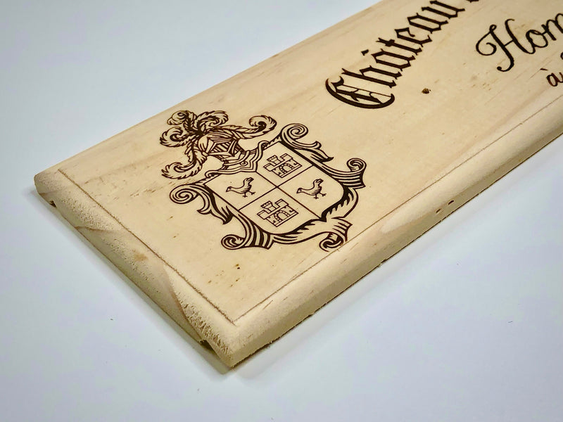 Estampe / Façade d'une caisse de vin en bois du Chateau de Beaucastel - Hommage à Jacques Perrin - Vallée du Rhone | Format : 30x9 cm