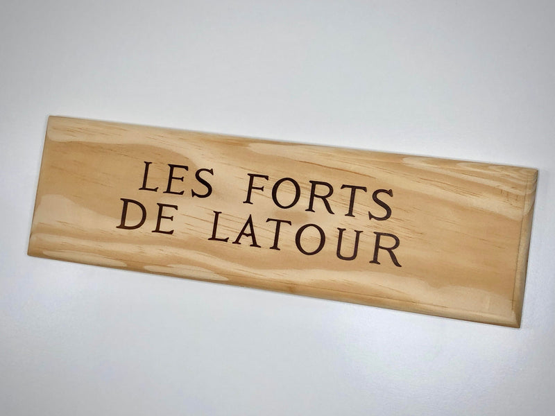 Estampe / Façade d'une caisse de vin en bois du Chateau Latour - Les Forts de Latour - Bordeaux | Format 6 bouteille = 30x9 cm