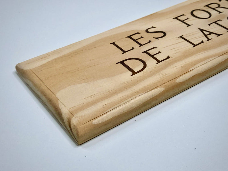Estampe / Façade d'une caisse de vin en bois du Chateau Latour - Les Forts de Latour - Bordeaux | Format 6 bouteille = 30x9 cm