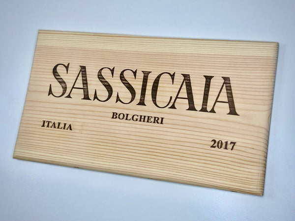 Estampe / Façade d'une caisse de vin en bois du Domaine Sassicaia Tenuta San Guido - Bolgheri - Italie | Format 6 bouteilles = 30x17 cm