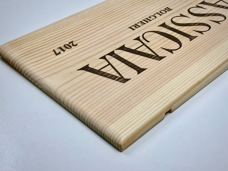 Estampe / Façade d'une caisse de vin en bois du Domaine Sassicaia Tenuta San Guido - Bolgheri - Italie | Format 6 bouteilles = 30x17 cm