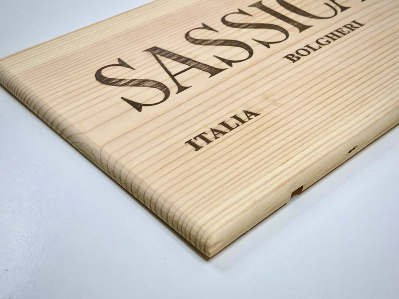Estampe / Façade d'une caisse de vin en bois du Domaine Sassicaia Tenuta San Guido - Bolgheri - Italie | Format 6 bouteilles = 30x17 cm