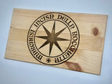 Estampe / Façade d'une caisse de vin en bois du Domaine Sassicaia Tenuta San Guido - Bolgheri - Italie | Format 6 bouteilles = 30x17 cm