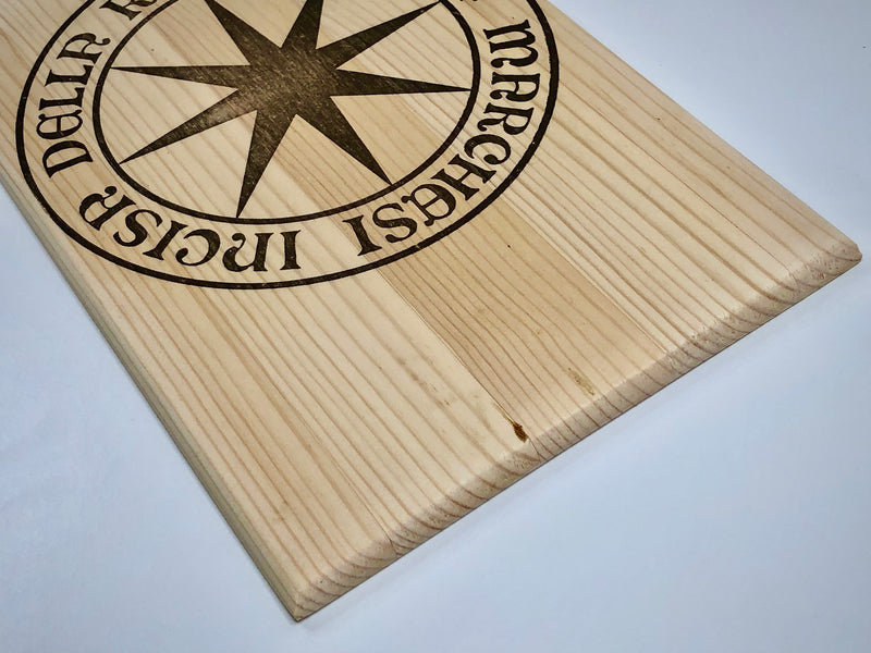Estampe / Façade d'une caisse de vin en bois du Domaine Sassicaia Tenuta San Guido - Bolgheri - Italie | Format 6 bouteilles = 30x17 cm