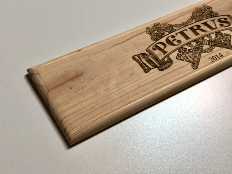 Estampe / Façade d'une caisse de vin en bois du Chateau PETRUS - Bordeaux | Format 1 bouteille = 30x9 cm